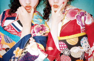 「成人式の振袖を選びたいけれど、どのように選んだら良いのかわからない」 このようにお悩みの方はいませんか。 一生に一度の成人式だからこそ、振袖選びで失敗したくないですよね。 そこで今回は、振袖選びで失敗しないためのコツをご紹介します。 ぜひお役立てください。 □振袖に関する失敗談をご紹介！ ここでは、振袖に関する失敗談を3つご紹介します。 1つ目は、振袖が似合わなかったというケースです。 このケースで多いのは「好みのデザインや柄を選んだけれど自分には似合わなかった」「サイズが合わなかった」という失敗談です。 普段着物を着る機会がないからこそ、どのように選んだら良いのかわからず悩んでしまいますよね。 また、カタログだけで選ぶと、実物を見た時にイメージと違ったということになってしまう可能性もあります。 そういった失敗を防ぐためにも、お下見には必ず行くことをおすすめします。 2つ目は、振袖が好みではなかったというケースです。 近年ご家族の方が着ていた振袖を引き継ぐ「ママ振り」が人気になっています。 思い出を引き継ぐという点でとても素敵ですが、場合によっては好みのテイストではない振袖を着ることもありますよね。 またアンティークな振袖ですので、クリーニングやお直しが必要な場合が多いです。 3つ目は、成人式当日にトラブルが起きてしまったケースです。 慣れない着物を着ているからこそ、予想外のトラブルが起きてしまいます。 例えば、振袖に飲み物をこぼしてしまった、途中で着崩れしてしまったけど直し方がわからない、というお声が多いです。 また、階段の上り下りやお手洗いに行くにも一苦労だった、ということもよく耳にします。 当社には経験豊富なスタッフが多数在籍しておりますので、わからないことがありましたらお気軽にご相談ください。 □振袖選びで失敗しないためのコツとは 振袖選びで失敗しないために意識していただきたいことは5つあります。 ここでは1つずつ解説します。 1つ目は、最近の振袖選びについて知ることです。 振袖の選び方や価格帯、準備の方法は時代によって変化します。 そのため、お下見に行く前に最近の振袖の選び方について知っておくとスムーズに振袖を選べます。 2つ目は、振袖に対する希望をまとめておくことです。 特に、予算や写真撮影、着付けやヘアメイク、化粧はどうしたいのか、といった要望をまとめてみましょう。 近年はSNSなどで簡単に情報が手に入りますので、気に入ったイメージを保存しておくだけでも振袖選びがスムーズになりますよ。 3つ目は、お店の情報を収集することです。 お店を選ぶ時には、気に入った振袖があることはもちろんのこと、着付けやヘア＆メイクの技術、アフターサービスなどもチェックすることが大切です。 事前にクチコミを調べる、ホームページを確認するなどすると良いでしょう。 4つ目は、振袖のお下見に行くことです。 カタログだけではイメージが掴みづらくても、実際に試着してみることでお顔映りなども確認できます。 また、わからないことをスタッフに確認することで、成人式までの不安を和らげられます。 5つ目は、前撮り撮影をすることです。 最近は、成人式よりも前に撮影を済ませてしまう「前撮り」を選ぶ方が多いです。 成人式当日は着付けなどのために朝も早く、慣れない着物に疲れてしまうかと思いますので、前もって撮影した方が綺麗に写真を残せるかもしれません。 当社では購入プランもしくはレンタルプランを選んでいただいた方に前撮り写真1ポーズをプレゼントさせていただいています。 別途料金をお支払いいただくと、ロケーション撮影を選んでいただくことも可能です。 ぜひご検討ください。 □成人式でよくある、振袖以外の失敗とは 成人式では、振袖選び以外にも失敗してしまうことがあります。 ここではそのうち2つをご紹介します。 1つ目は、髪型やメイクで失敗してしまったケースです。 特に記念写真を撮影する場合、その写真は長く残ることになるでしょう。 そのため、ヘア＆メイクを頼む場合には、自分の希望をスタイリストにしっかりと伝えるようにしましょう。 ご希望のスタイルがある場合には、写真でイメージを伝えると、よりご希望のスタイルに合わせられますのでぜひご準備ください。 2つ目は、成人式でハメを外しすぎてしまったケースです。 毎年ニュースでも、ハメを外してしまった新成人の方が取り上げられていますよね。 お酒の席になることが多く、また久しぶりにご友人に会うことで気持ちが高まってしまうのはとてもよくわかります。 ただし、その思い出が数年後に黒歴史にならないよう、節度を持って成人式を楽しみましょう。 □まとめ 今回は、振袖選びで失敗しないコツをご紹介しました。 また、本記事でご紹介したような失敗談を参考に対策をとり、素敵な成人式を実現させましょう。 当社は、帯広周辺で振袖や袴のレンタルを行っております。 振袖や袴選びでお悩みの方は、当社までお気軽にご相談ください。